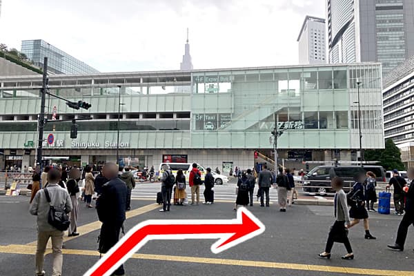 【2】出口を出て駅を背にすると、正面にバスタ新宿が見えますので右に曲がります。