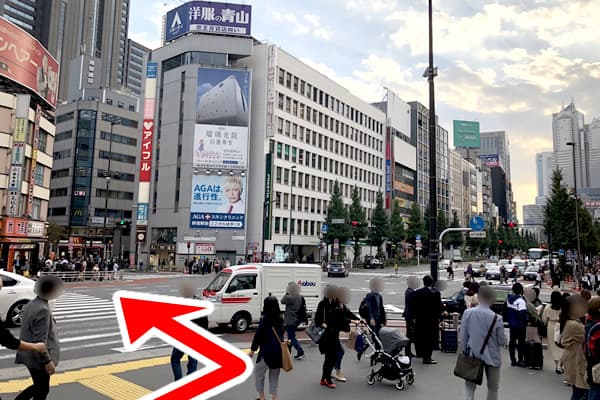 【4】西新宿一丁目の交差点を左（大黒堂さんがある方面）に曲がります。
