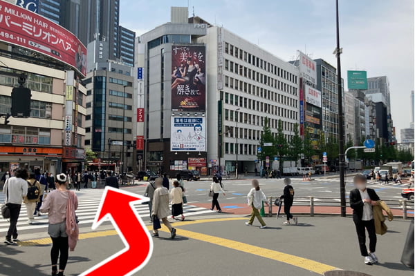 【4】西新宿一丁目の交差点を左（吉野家さん・大黒屋さんがある方面）に曲がります。